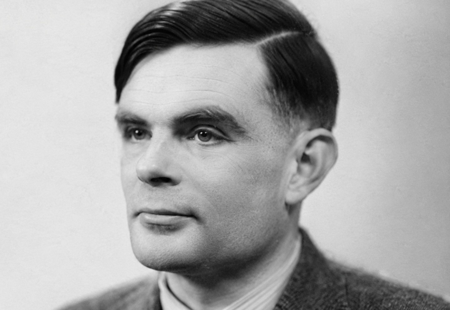 Ritratto di Alan Turing, figura fondamentale nella storia dell'intelligenza artificiale